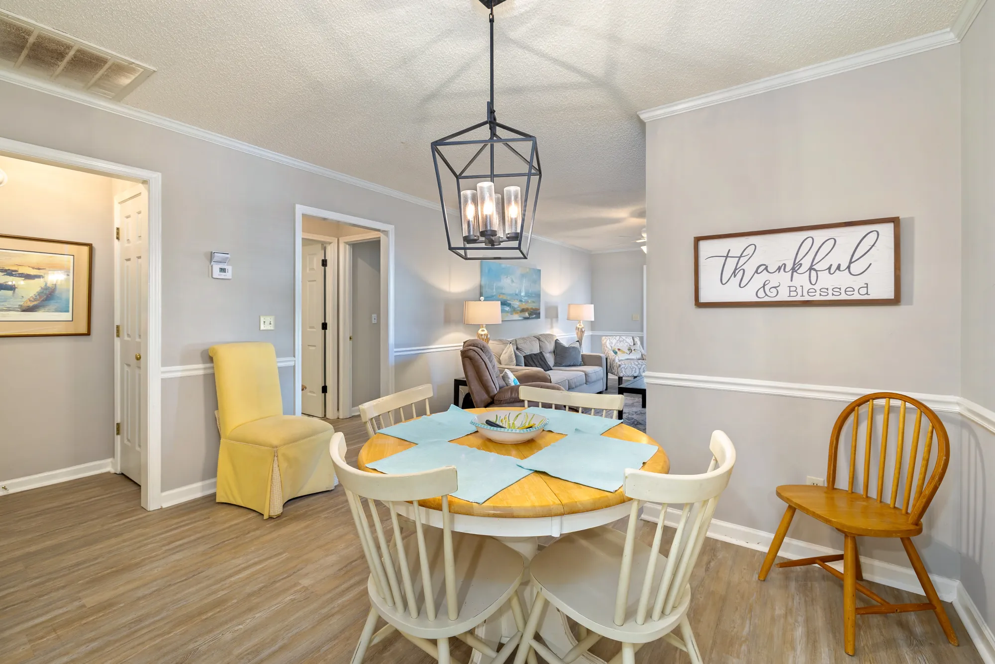 Cumberland East — dining area with round table