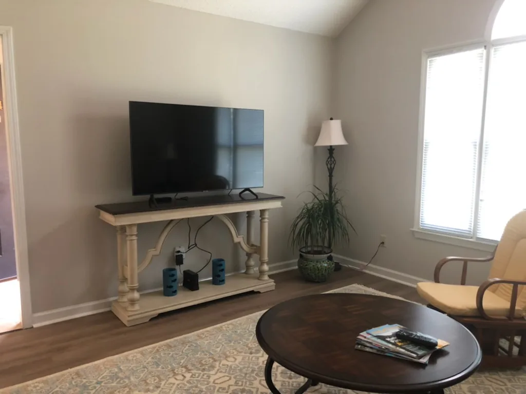 Cumberland West — living room with Smart TV