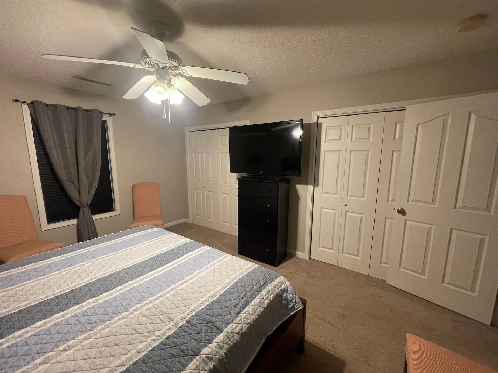 Horizon — primary bedroom with Smart TV
