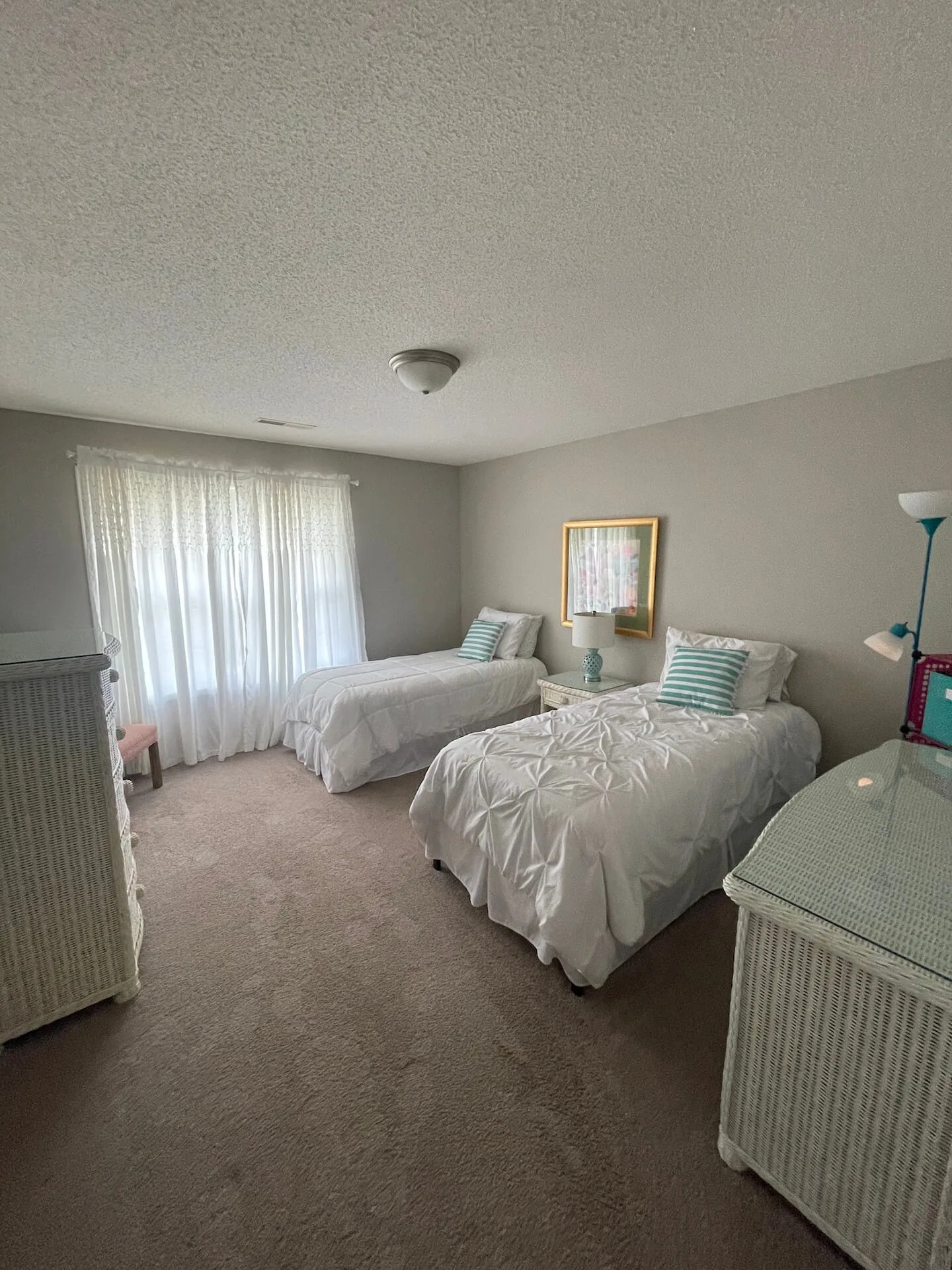 Horizon — second bedroom with two twin beds